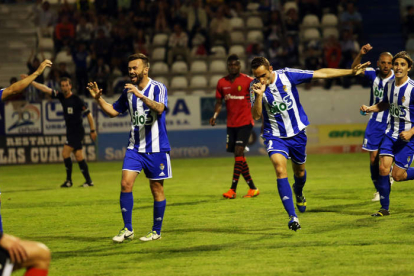 Alberto Aguilar celebra el gol que a los 33 minutos ponía por delante al conjunto blanquiazul tras un pase de Javi Lara. El resto de compañeros también muestran su alegría después de tres jornadas sin marcar