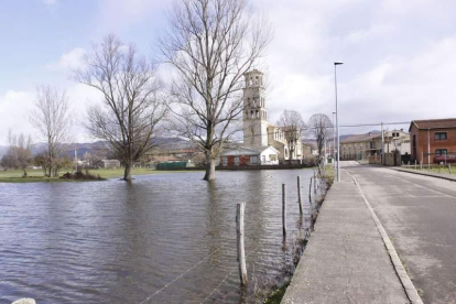 El agua, se quedó a un paso de la carretera. CAMPOS