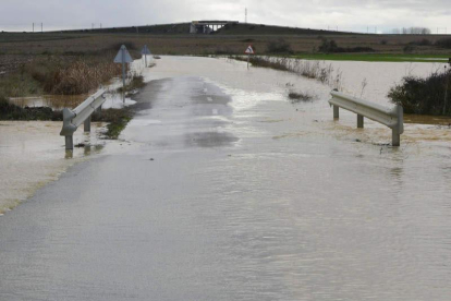 La carretera se pierde bajo la riada. ACACIO DÍAZ