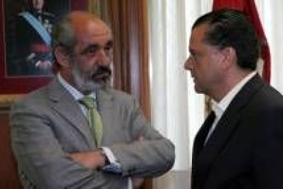 Santos Llamas charla con Amilivia, a quien visitó después de ver a García-Prieto en Diputación