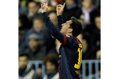 Messi señala al cielo para celebrar el primer gol del Barça ante el Málaga.