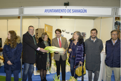 El consejero de Medio Ambiente, Vivienda y Ordenación del Territorio inaugura la 50 edición de la Feria de San Simón de Sahagún. ACACIO DÍAZ