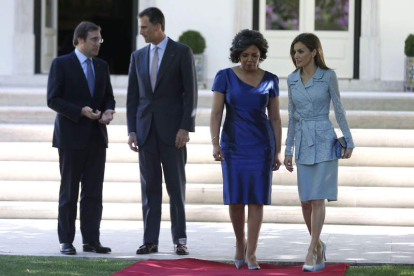 Los reyes en su reciente visita a Portugal, junto al primer ministro y su mujer.