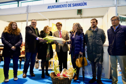 El consejero de Medio Ambiente, Vivienda y Ordenación del Territorio inaugura la 50 edición de la Feria de San Simón de Sahagún. CAMPILLO/ICAL