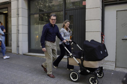 Artur Mas y su esposa, con el carro de sus nietas, tras votar en el 'superdissabte' de CDC.