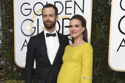 Natalie Portman y Benjamin Millepied, a su llagada a la 74ª edición de los Golden Globe Awards en Beverly Hills, California, el pasado 8 de enero.