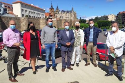 Visita de Cendón ayer a Astorga, junto a Martín Benito y Perandones, entre otros. A. R.