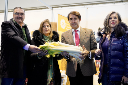 El consejero de Medio Ambiente, Vivienda y Ordenación del Territorio inaugura la 50 edición de la Feria de San Simón de Sahagún. CAMPILLO/ICAL