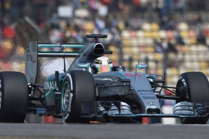 Hamilton durante la sesión de clasificación en el Gran Premio de China.