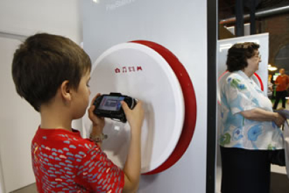 Un niño juega con una videoconsola en la clausura de la feria tecnológica que se clausuró ayer en Es