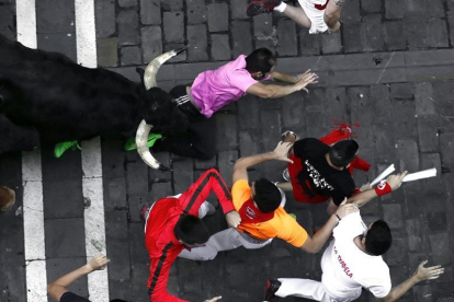 Los toros de la ganadería madrileña de Victoriano del Río a su paso por la calle Estafeta de Pamplona.