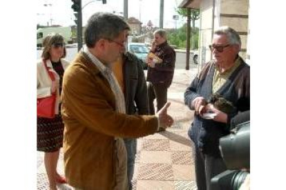 Francisco Fernández visitó ayer el barrio de Puente Castro y saludó a los vecinos