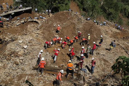 Los rescatadores buscan víctimas tras un corrimiento de tierra en una mina en Itogon. FRANCIS R. MALASIG