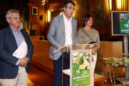 Juan Martínez Majo entre los diputados Miguel Nieto y Manuela García, ayer. MARCIANO