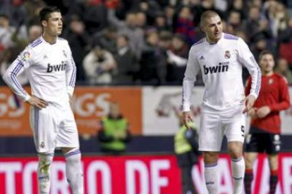 Crsitiano Ronaldo y Karim Benzema se lamentan tras el gol conseguido para el Osasuna por Camuñas.