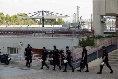 Varios agentes de la Policía Nacional, este jueves, en el centro de internamiento de inmigrantes de Sangonera (Murcia).