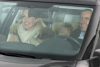 El ex presidente alemán Christian Wulff y su esposa Bettina, en su vehículo.