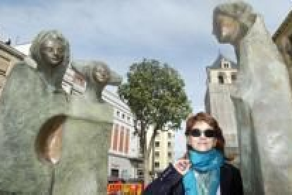 María Salud Parada, la autora de la escultura, al lado de las efigies de Sancha, Urraca y Elvira