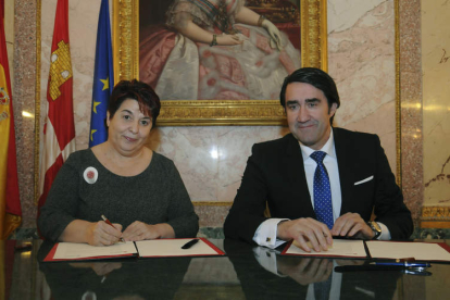 La alcaldesa de Segovia y el consejero de Fomento. PABLO MARTÍN