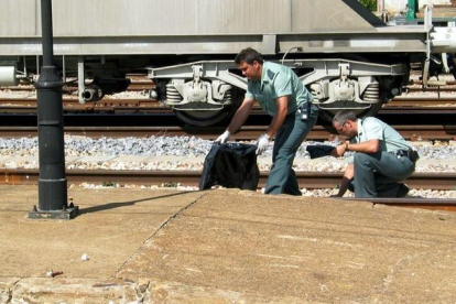 Guardias Civiles custodian la vía del tren. DL