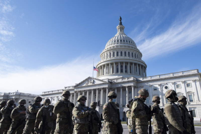 Efectivos de la Guardia Nacional vigilan el Capitolio para la toma de posesión de Biden. ROD LAMKEY