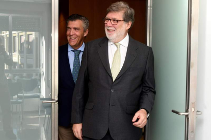 Santiago Aparicio y Javier Cepedano en una de sus últimas reuniones en León. J. CASARES