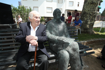 Antonio Gamoneda, junto a la estatua de Pereira. L. DE LA MATA