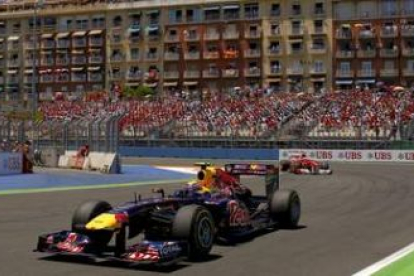 La imagen de la carrera: el australiano de Red Bull, Mark Webber, acosado por Fernando  Alonso.