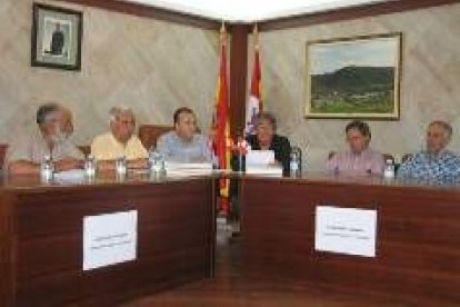 Ante la ausencia de los premiados los miembros del jurado leyeron los poemas ganadores
