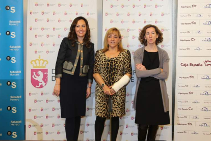 Cristina Santos, Isabel Carrasco y Lucía Caballo, antes de firmar el convenio.