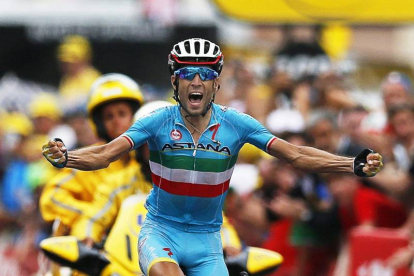 El ciclista italiano Vincenzo Nibali del Astana se impone en la 19ª etapa del Tour de Francia que se disputa hoy, 24 de julio de 2015 entre las localidades de Saint-Jean-de-Maurienne y La Toussuire-Les Sybelles.