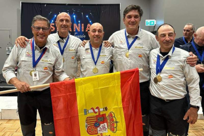 Álvarez Tejedor, Castro Pinos, Castro, Bao y Oliveras con su medalla. DL