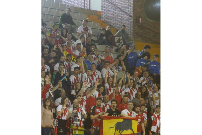Cerca de 200 socios y aficionados del Cuenca acompañaron a su equipo en la Copa Asobal. FERNANDO OTERO