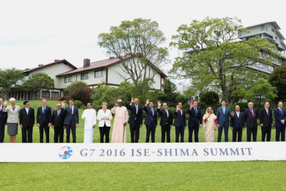 Foto de familia de los presidentes y jefes de Gobierno que han participado en la cumbre del G7 en Japón.