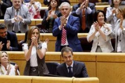 Zapatero fue ovacionado por los senadores socialistas mientras los del PP le reclamaban a gritos la