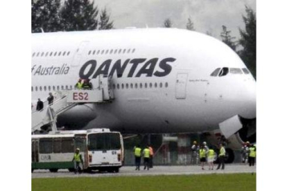 Pasajeros desembarcan del Airbus A380 de Qantas.