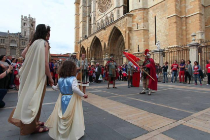 Celebración del Natalicio de las Águilas frente a la Catedral de León