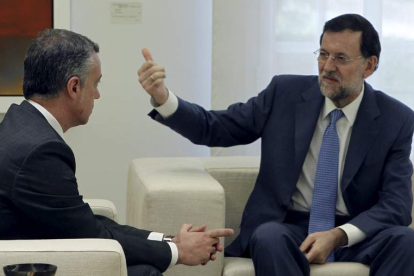 El presidente del PNV, Íñigo Urkullu, conversa con Mariano Rajoy.