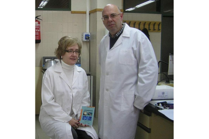 Los investigadores Rosario García y Javier Rúa.