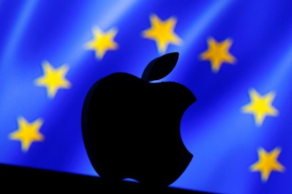El logo de Apple en una bandera de la UE.
