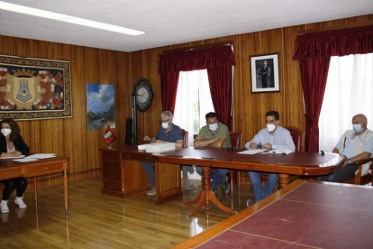 La junta directiva del Gal celebró reunión en el salón de plenos del Ayuntamiento de Riaño. CAMPOS