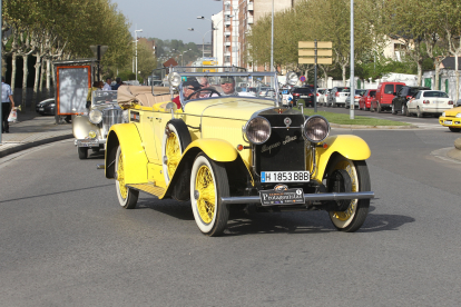 El Hispano Suiza amarillo de Juan Tapia volverá a circular por Ponferrada en unos días. L. DE LA MATA