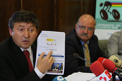 El alcalde de Ponferrada y el teniente de alcalde, durante la presentación de las cuentas.