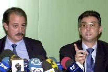 Los médicos Fermín Moriano y Alberto Martí, ayer durante la rueda de prensa