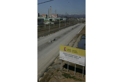 Obras paradas del AVE, a las puertas de la capital leonesa.