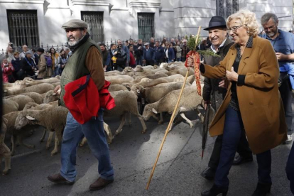 La alcaldesa de Madrid, Manuel Carmena, acompañó a las merinas por el centro de Madrid