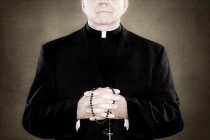 Un sacerdote sujeta un rosario.