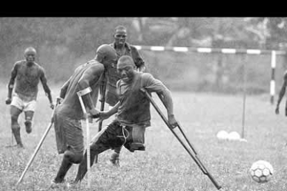 Un equipo de mutilados juega al fútbol en Sierra Leona.