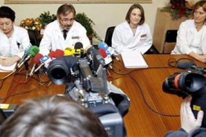 Los directores médicos del Hospital de Navarra y de Virgen del Camino, Ignacio Yurrs y Begoña L.