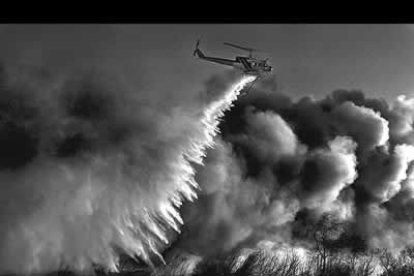 Un helicóptero combate el fuego en los grandes incendios de California